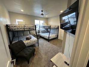 4 bedrooms, desk, iron/ironing board, free WiFi