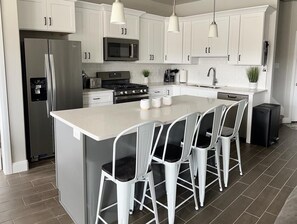 Refrigerador, microondas, horno y parrilla de estufa 