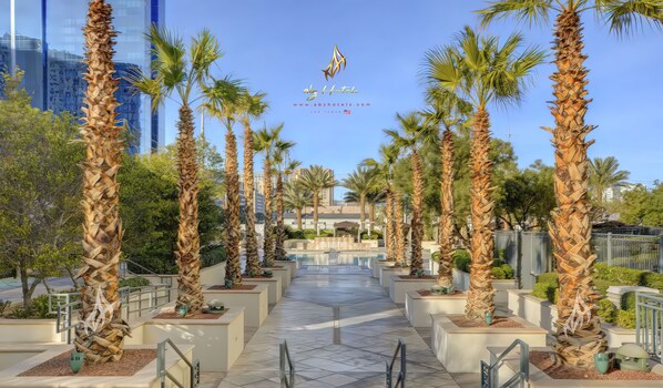 Outdoor pool - Amalz # 4, MGM Signature 1 Bedroom 2 Bathroom Balcony Suites ! (Las Vegas)