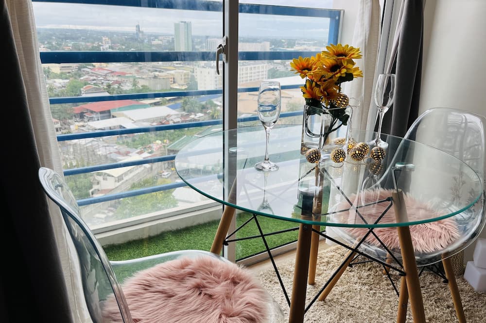 Bright Studio Sleeps 3 With Parking and City View