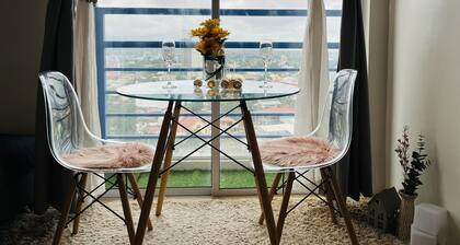 The Elevated Abode - Comfycosy Studio at The Loop