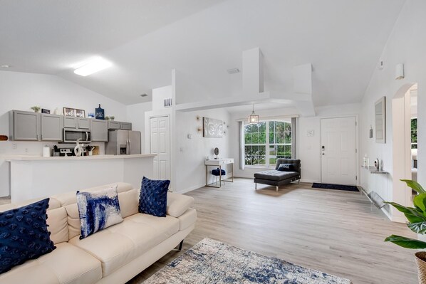 Smart TV - **EXCLUSIVE 3-bedroom w/heated private pool** (Palm Coast)