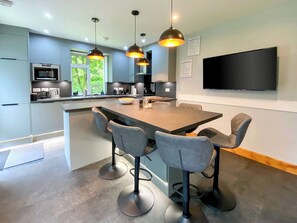 Chaise haute, batterie de cuisine, vaisselle et ustensiles