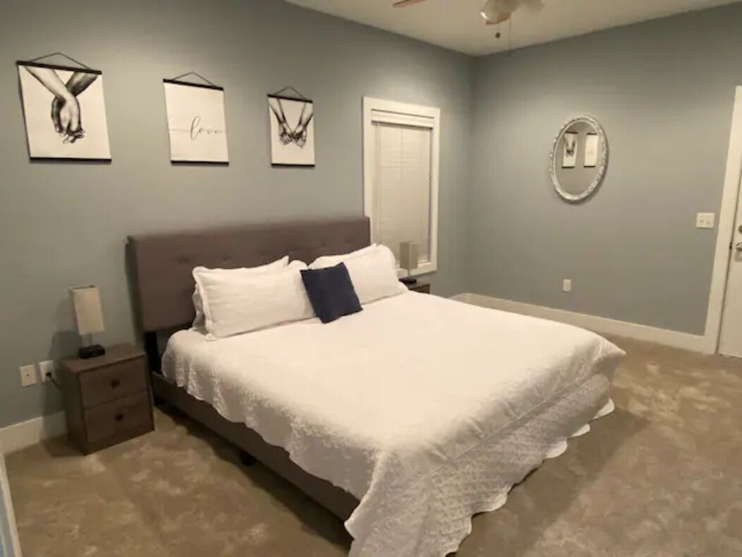 7mint to the Beach, 3B/3baths, & completely fence backyard