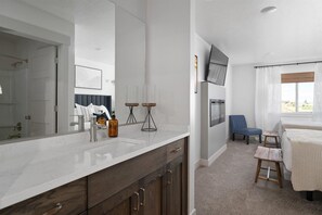 4 bedrooms, iron/ironing board, travel cot, free WiFi - Perfect summer getaway w indoor pool, hot tub, pickleball & more! (Garden City)