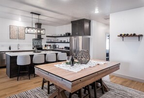 Fridge, microwave, oven, stovetop - Perfect summer getaway w indoor pool, hot tub, pickleball & more! (Garden City)