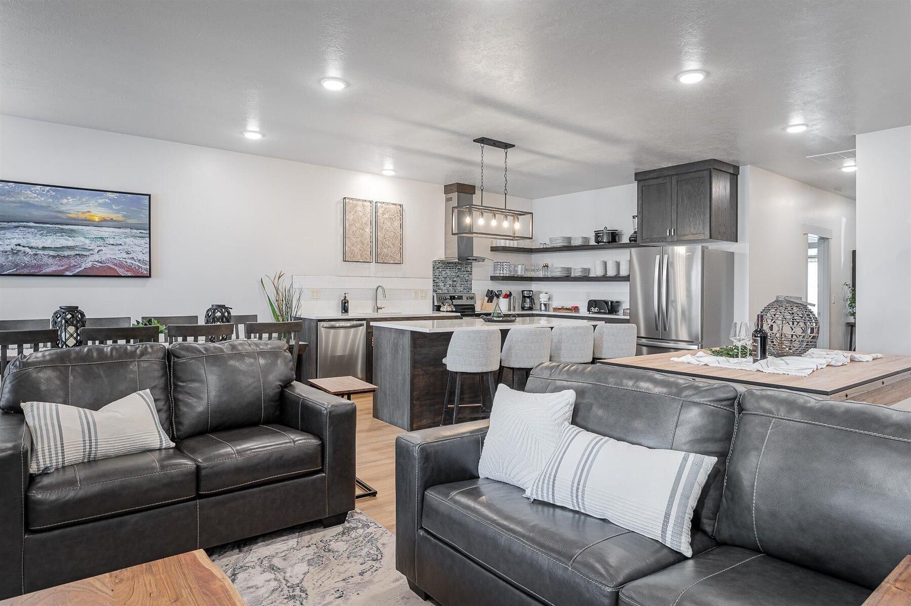 Perfect summer getaway w indoor pool, hot tub, pickleball & more!