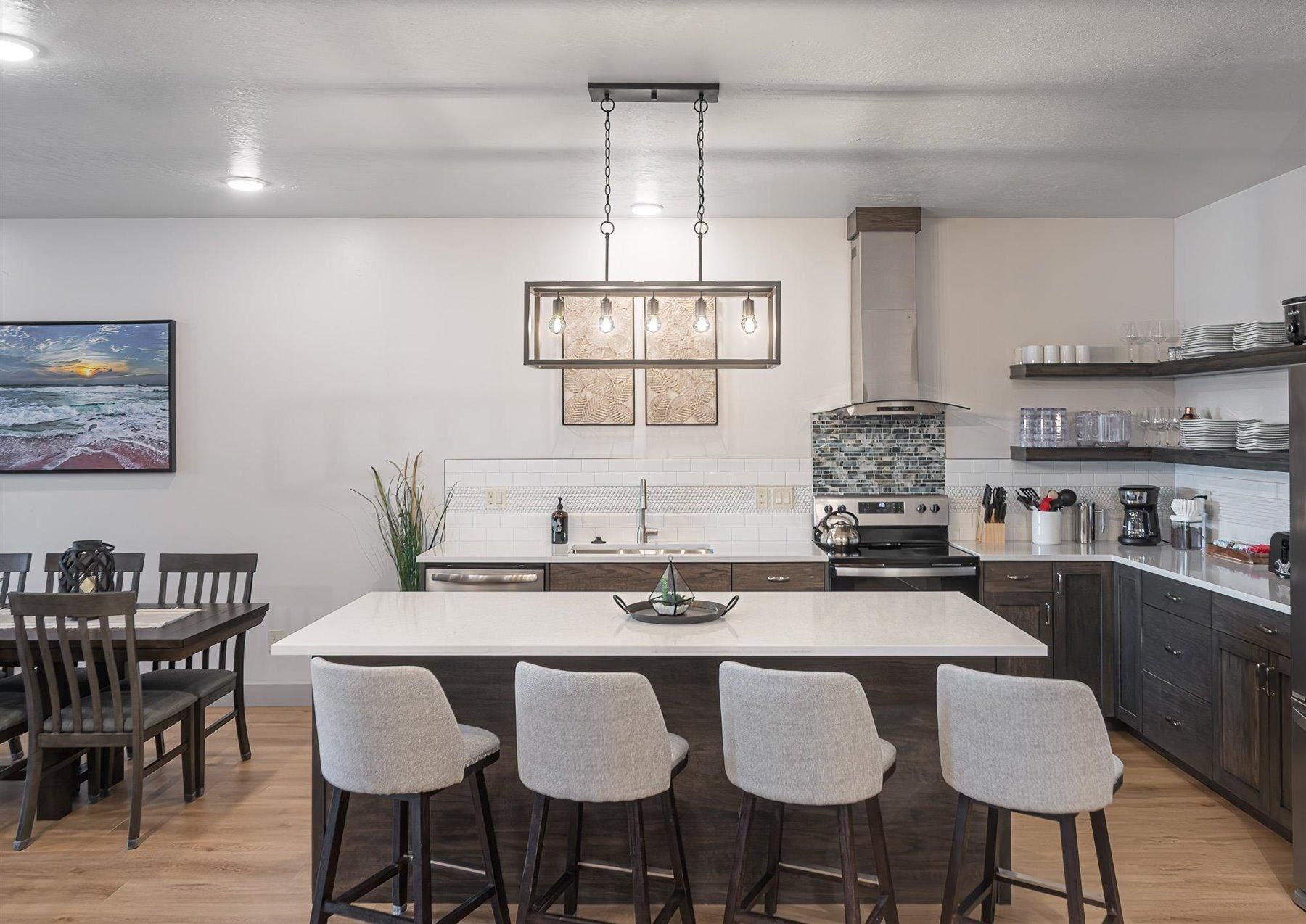 Perfect summer getaway w indoor pool, hot tub, pickleball & more!