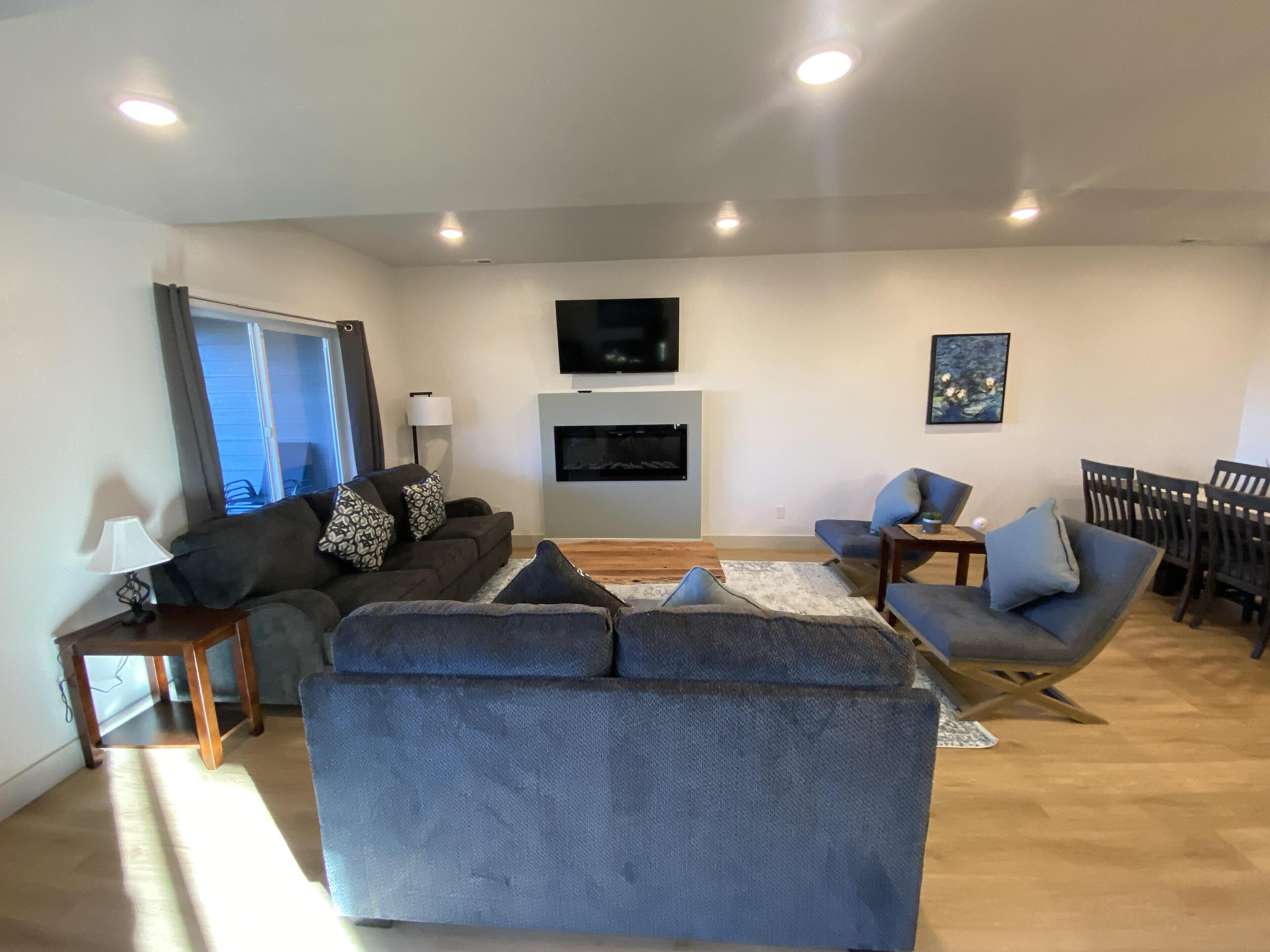 4 Bed, 4.5 Bath, Townhome 32 at Waterdance - sleeps 16, year-round indoor pool/hot tub!