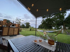 Outdoor dining - Luxurious shepherds hut with hot tub and pizza oven in the Scottish Trossachs (Stirling)