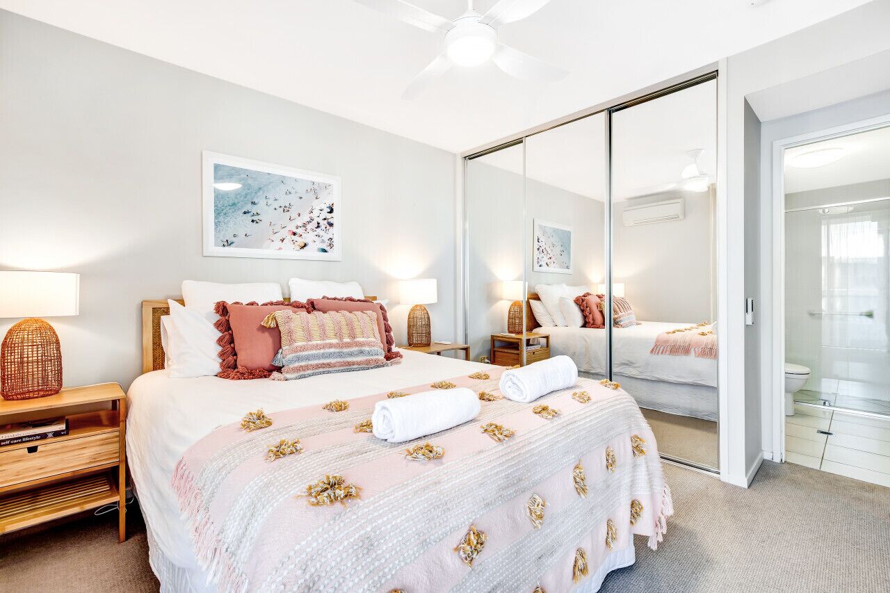 2 chambres, bureau, fer et planche à repasser, lit parapluie