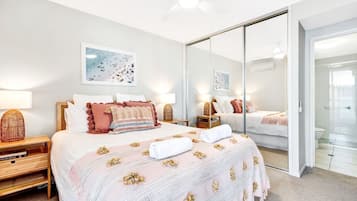 2 chambres, bureau, fer et planche à repasser, lit parapluie