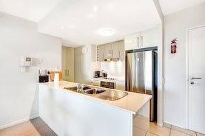 Een koelkast, een microgolfoven, een oven, een kookplaat