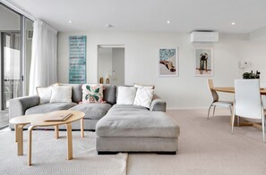 Smart TV, stereo - Cosy styled Apt w pool and spa (Kings Beach)