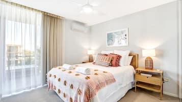 2 chambres, bureau, fer et planche à repasser, lit parapluie