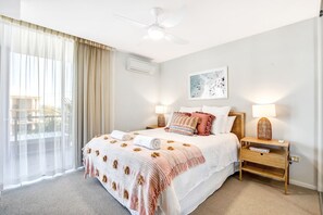 2 bedrooms, desk, iron/ironing board, travel cot - Cosy styled Apt w pool and spa (Kings Beach)