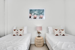 2 slaapkamers, een bureau, een strijkplank/strijkijzer, reisbedje