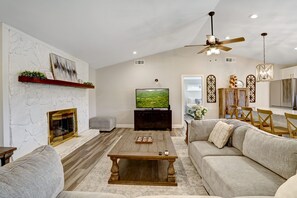 Una Smart TV, una chimenea