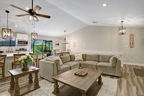 Una Smart TV, una chimenea