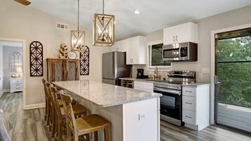 Frigorífic, microones, forn i placa de cuina