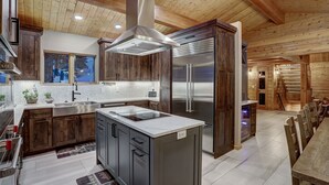 Una cocina moderna con armarios de madera, electrodomésticos de acero inoxidable y una isla grande.