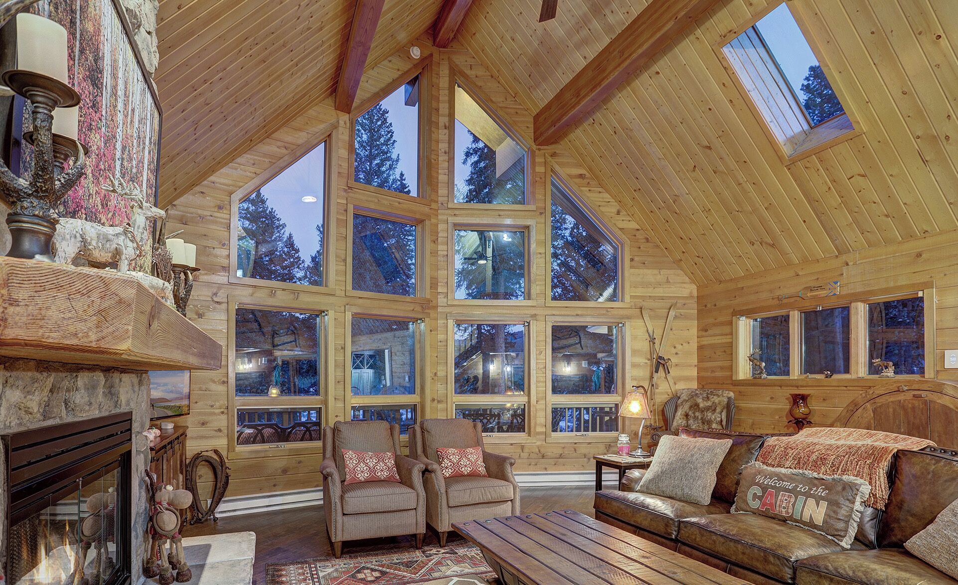 Una Smart TV, una chimenea