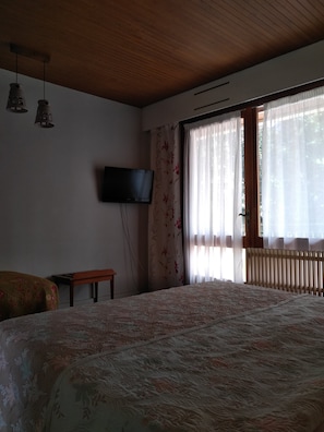Classic Triple Room | Meja, Wi-fi percuma, cadar katil 