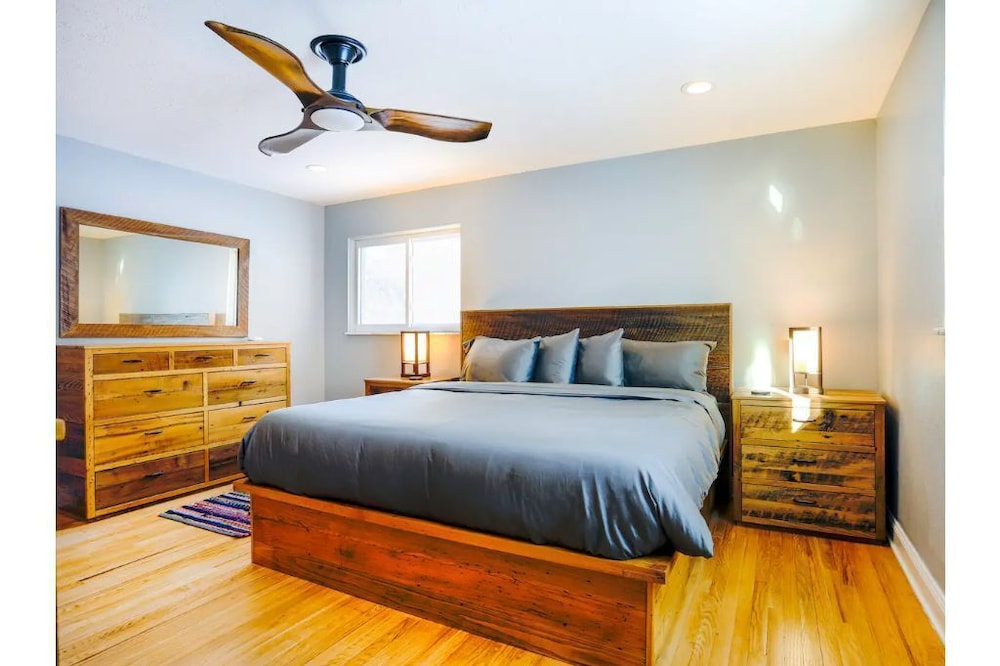 Spacious Hillside Oasis in DT Fayetteville ★ NRG