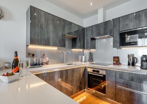 Lava-louças, talheres/pratos/utensílios de cozinha