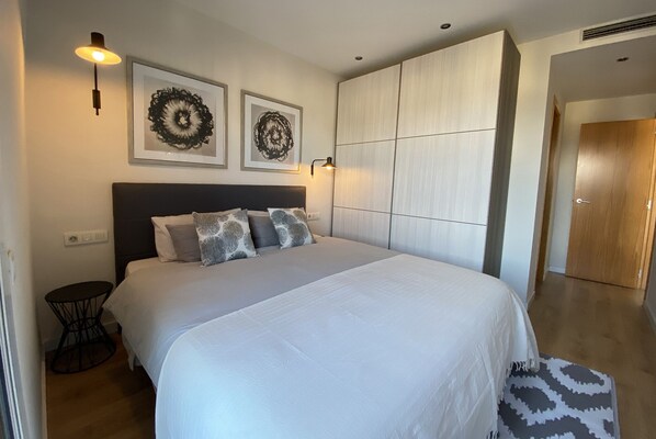 2 slaapkamers, een strijkplank/strijkijzer, reisbedje, gratis wifi