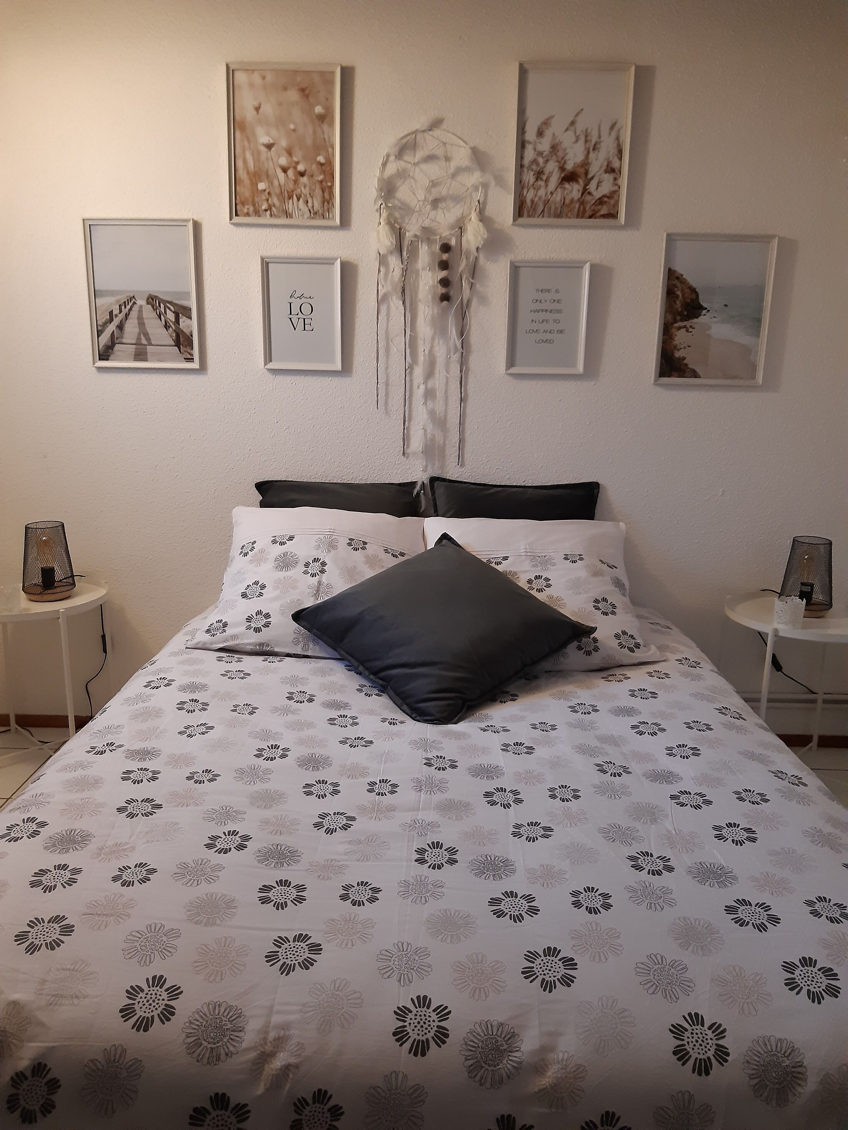 1 habitación, escritorio, tabla de planchar con plancha y cuna de viaje 