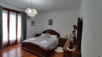 3 bedrooms, iron/ironing board, travel crib, WiFi