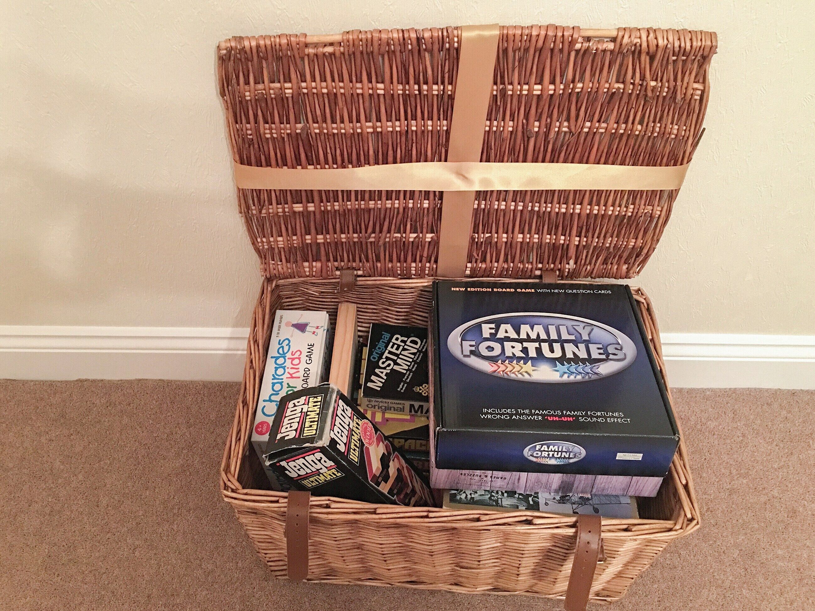Ein Korbwagen mit Gesellschaftsspielen, darunter Family Fortunes und Jenga.