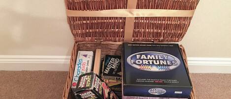 Ein Korbwagen mit Gesellschaftsspielen, darunter Family Fortunes und Jenga.
