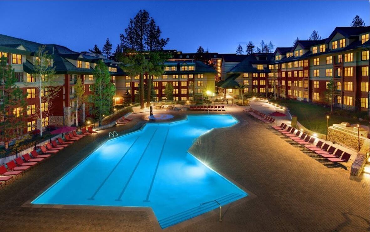 Utomhuspool och uppvärmd pool