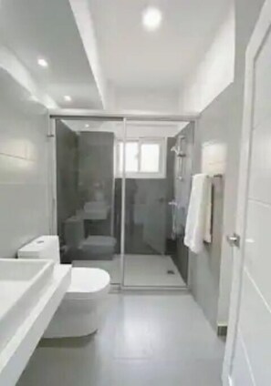 Dusche, Handtücher, Seife, Toilettenpapier