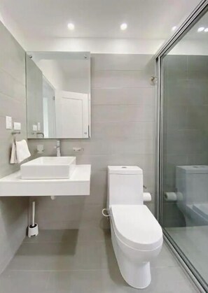 Douche, serviettes fournies, savon, papier toilette