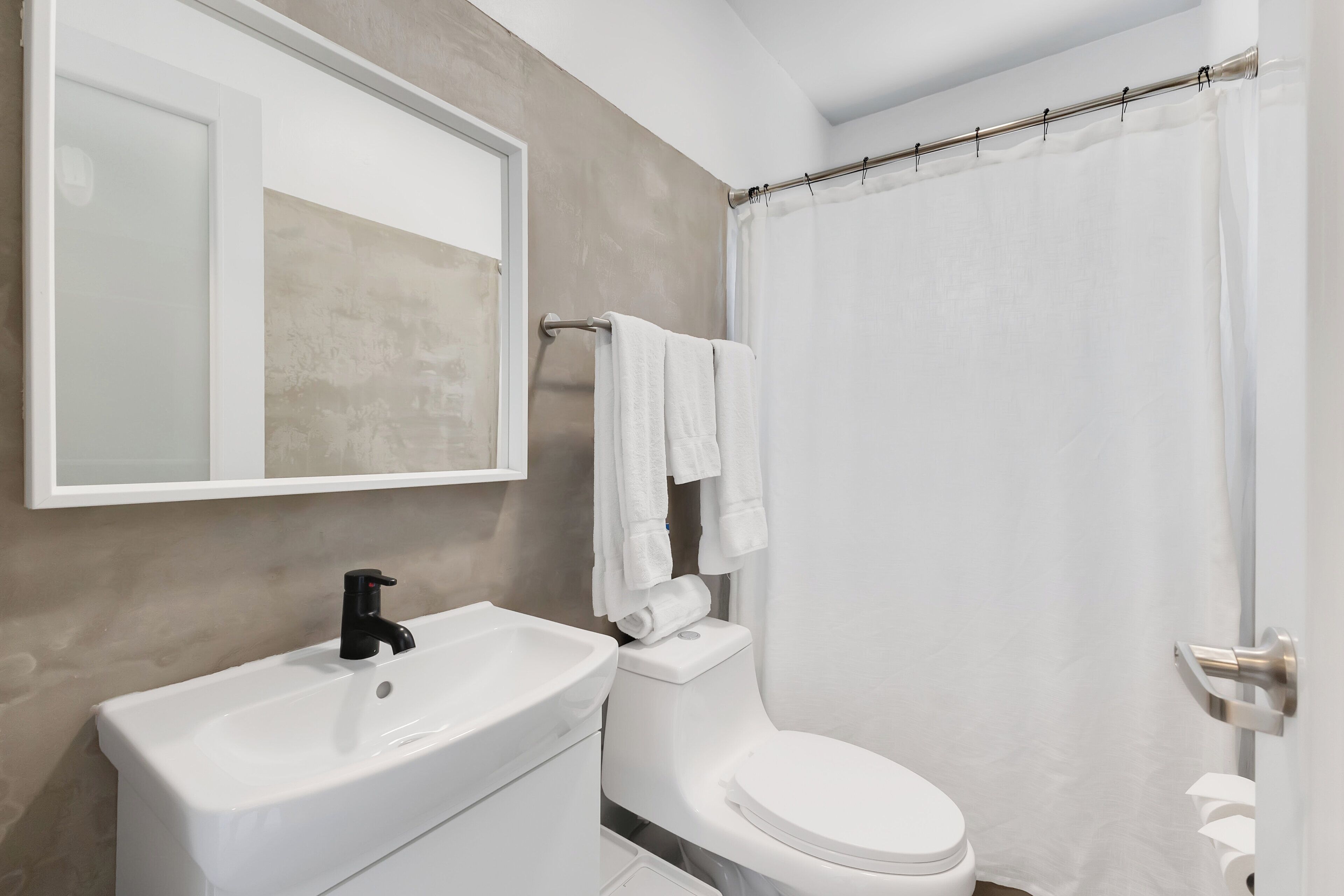 basic room | bathroom | shower, towels