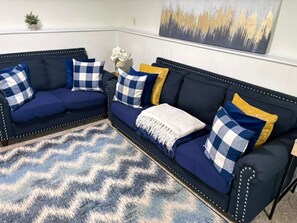 Smart TV, stereo - Near Uptown Charlotte | 4BR Sleeps 9 | King Suite + Yard (Charlotte)