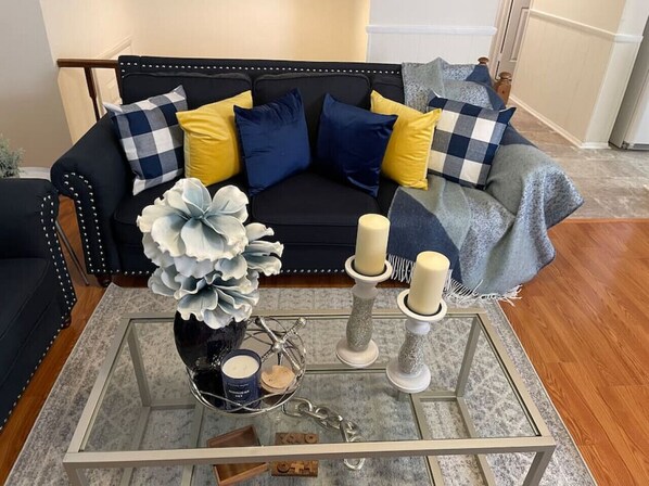 TV - 8107 Bald Ridge · 4 Bedroom Home, Mins from Uptown, Pet-friendly (Charlotte)