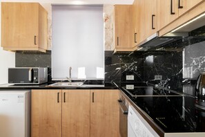 Frigorífico, microondas, horno y placa de cocina