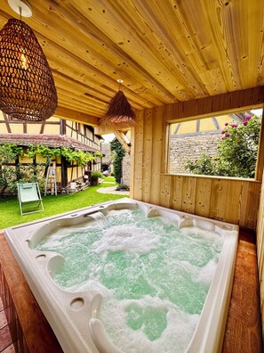 Outdoor spa tub - Gîte Le Chut - Jacuzzi & Swimming pool - 22km Strasbourg (Rangen)