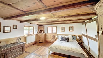 5 bedrooms, desk, iron/ironing board, travel crib