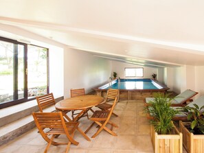 Una piscina cubierta