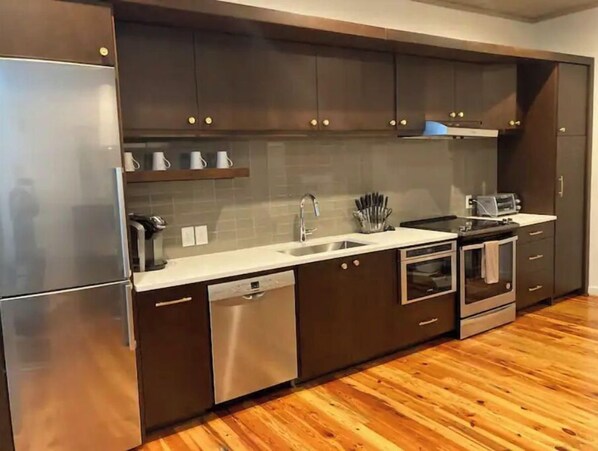 Kühlschrank, Mikrowelle, Ofen, Herdplatte