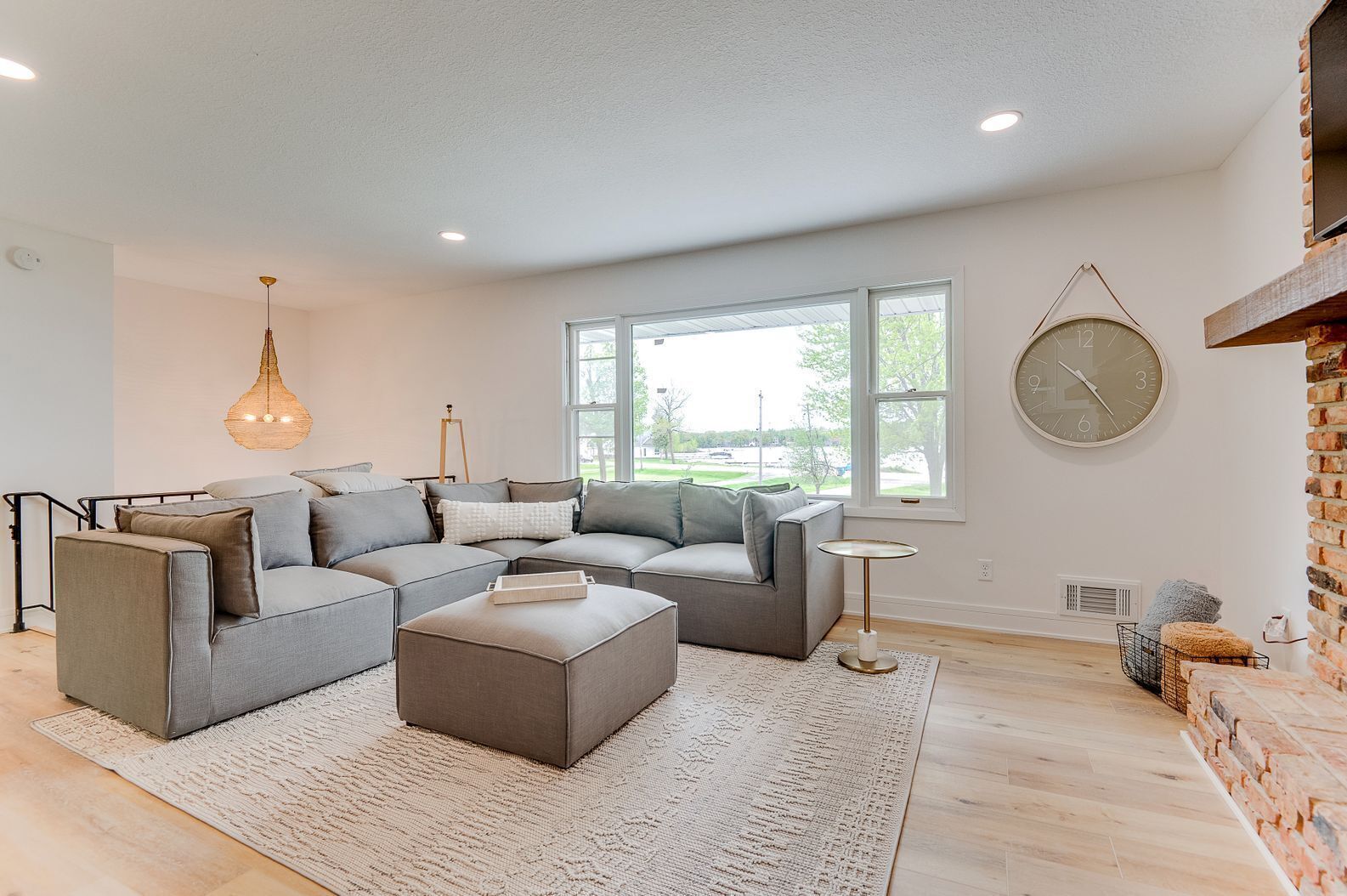 Beautiful Fully Remodeled Cheerful Lakehouse