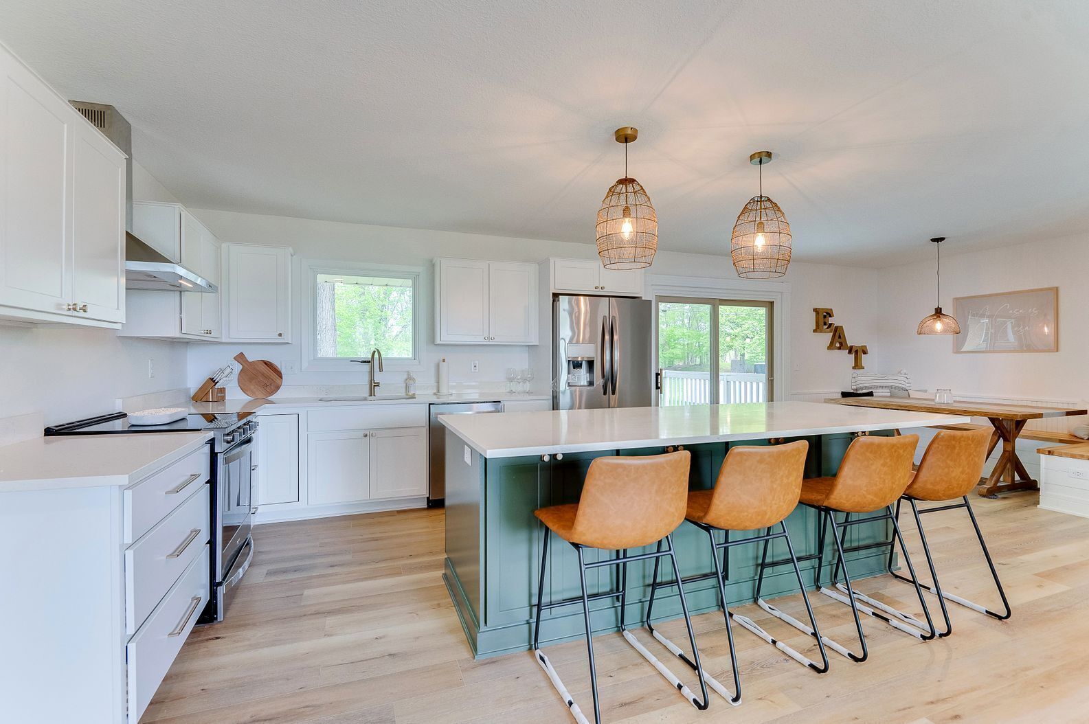 Beautiful Fully Remodeled Cheerful Lakehouse