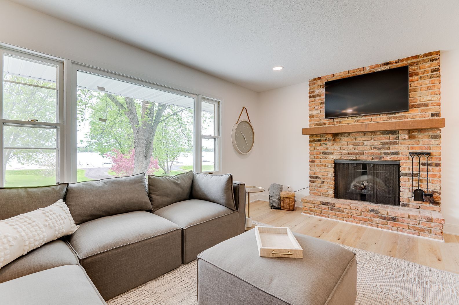 Beautiful Fully Remodeled Cheerful Lakehouse