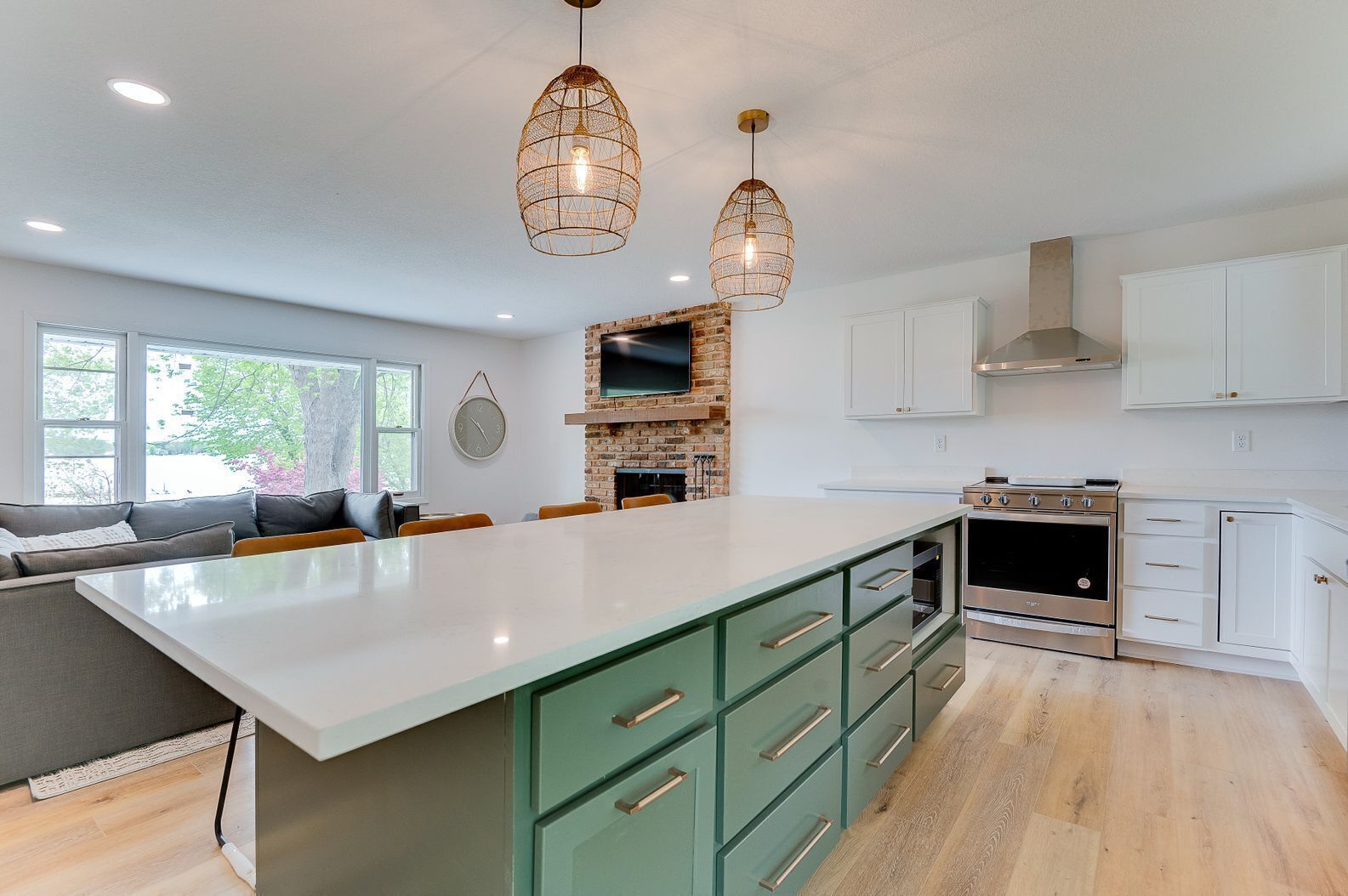 Beautiful Fully Remodeled Cheerful Lakehouse