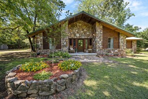 Exterior - Secluded 4 bedroom farmhouse nestled on 8 acres with large lawn and oak trees.  (Broken Bow)